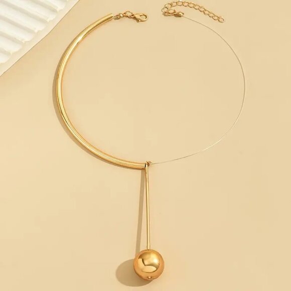 UNIQUE Circle Pendant Half Collar Necklace (GOLDEN) - Picture 3 of 3